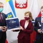 31.03.2021. Kielce. Fundusz Inicjatyw Lokalnych. Konferencja prasowa. Na zdjęciu (od lewej): Zbigniew Piątek - wójt Piekoszowa, Anna Krupka - wiceminister kultury, dziedzictwa narodowego i sportu, Krzysztof Słoń - senator / Wiktor Taszłow / Radio Kielce