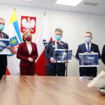 31.03.2021. Kielce. Fundusz Inicjatyw Lokalnych. Konferencja prasowa. Na zdjęciu (od lewej): Zbigniew Piątek - wójt Piekoszowa, Anna Krupka - wiceminister kultury, dziedzictwa narodowego i sportu, Krzysztof Słoń - senator, Robert Jaworski - burmistrz Chęcin, Paweł Marwicki - burmistrz Łagowa / Wiktor Taszłow / Radio Kielce