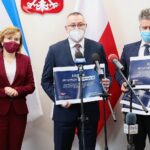 31.03.2021. Kielce. Fundusz Inicjatyw Lokalnych. Konferencja prasowa. Na zdjęciu (od lewej): Anna Krupka - wiceminister kultury, dziedzictwa narodowego i sportu, Paweł Marwicki - burmistrz Łagowa, Krzysztof Słoń - senator / Wiktor Taszłow / Radio Kielce