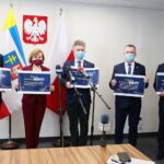 31.03.2021. Kielce. Fundusz Inicjatyw Lokalnych. Konferencja prasowa. Na zdjęciu (od lewej): Zbigniew Piątek - wójt Piekoszowa, Anna Krupka - wiceminister kultury, dziedzictwa narodowego i sportu, Krzysztof Słoń - senator, Robert Jaworski - burmistrz Chęcin, Paweł Marwicki - burmistrz Łagowa / Wiktor Taszłow / Radio Kielce