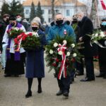01.03.2021. Kielce. Cmentarz na Piaskach. Obchody Narodowego Dnia Pamięci Żołnierzy Wyklętych. Na zdjęciu (od lewej): Dorota Koczwańska–Kalita - naczelnik kieleckiej delegatury Instytutu Pamięci Narodowej, Zbigniew Koniusz - wojewoda świętokrzyski / Wiktor Taszłow / Radio Kielce