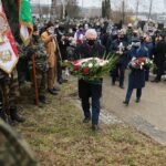 01.03.2021. Kielce. Cmentarz na Piaskach. Obchody Narodowego Dnia Pamięci Żołnierzy Wyklętych. Wieniec składa Andrzej Bętkowski - marszałek województwa świętokrzyskiego / Wiktor Taszłow / Radio Kielce
