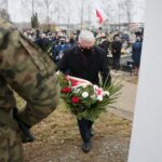 01.03.2021. Kielce. Cmentarz na Piaskach. Obchody Narodowego Dnia Pamięci Żołnierzy Wyklętych. Wieniec składa Andrzej Bętkowski - marszałek województwa świętokrzyskiego / Wiktor Taszłow / Radio Kielce