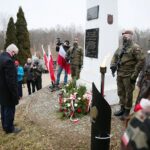01.03.2021. Kielce. Cmentarz na Piaskach. Obchody Narodowego Dnia Pamięci Żołnierzy Wyklętych. Wieniec składa Andrzej Bętkowski - marszałek województwa świętokrzyskiego / Wiktor Taszłow / Radio Kielce