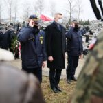 01.03.2021. Kielce. Cmentarz na Piaskach. Obchody Narodowego Dnia Pamięci Żołnierzy Wyklętych. Wieniec składa Bogdan Wenta - prezydent Kielc w asyście strażników miejskich  / Wiktor Taszłow / Radio Kielce