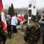 01.03.2021. Kielce. Cmentarz na Piaskach. Obchody Narodowego Dnia Pamięci Żołnierzy Wyklętych. Na zdjęciu (od lewej): Wiesław Koza - radny, Tadeusz