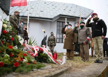 01.03.2021. Kielce. Cmentarz na Piaskach. Obchody Narodowego Dnia Pamięci Żołnierzy Wyklętych / Wiktor Taszłow / Radio Kielce