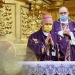 01.03.2021. Kielce. Uroczysta msza święta z okazji Narodowego Dnia Pamięci "Żołnierzy Wyklętych". Na zdjęciu: Jan Piotrowski - biskup kielecki / Wiktor Taszłow / Radio Kielce