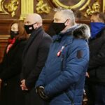 01.03.2021. Kielce. Uroczysta msza święta z okazji Narodowego Dnia Pamięci "Żołnierzy Wyklętych". Na zdjęciu (od lewej): Agata Wojtyszek - poseł, Rafał Nowak - wicewojewoda świętokrzyski, Zbigniew Koniusz - wojewoda świętokrzyski / Wiktor Taszłow / Radio Kielce