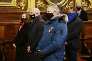 01.03.2021. Kielce. Uroczysta msza święta z okazji Narodowego Dnia Pamięci "Żołnierzy Wyklętych". Na zdjęciu (od lewej): Agata Wojtyszek - poseł, Rafał Nowak - wicewojewoda świętokrzyski, Zbigniew Koniusz - wojewoda świętokrzyski / Wiktor Taszłow / Radio Kielce