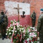 01.03.2021. Kielce. Złożenie kwiatów przed ścianą straceń w byłym więzieniu kieleckim / Wiktor Taszłow / Radio Kielce