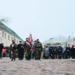 01.03.2021. Kielce. Złożenie kwiatów przed ścianą straceń w byłym więzieniu kieleckim / Wiktor Taszłow / Radio Kielce