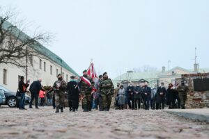 01.03.2021. Kielce. Złożenie kwiatów przed ścianą straceń w byłym więzieniu kieleckim / Wiktor Taszłow / Radio Kielce