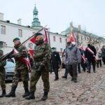 01.03.2021. Kielce. Złożenie kwiatów przed ścianą straceń w byłym więzieniu kieleckim / Wiktor Taszłow / Radio Kielce