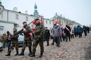 01.03.2021. Kielce. Złożenie kwiatów przed ścianą straceń w byłym więzieniu kieleckim / Wiktor Taszłow / Radio Kielce