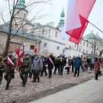 01.03.2021. Kielce. Złożenie kwiatów przed ścianą straceń w byłym więzieniu kieleckim / Wiktor Taszłow / Radio Kielce