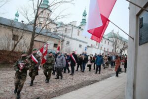 01.03.2021. Kielce. Złożenie kwiatów przed ścianą straceń w byłym więzieniu kieleckim / Wiktor Taszłow / Radio Kielce