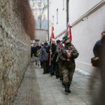 01.03.2021. Kielce. Złożenie kwiatów przed ścianą straceń w byłym więzieniu kieleckim / Wiktor Taszłow / Radio Kielce