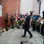 01.03.2021. Kielce. Złożenie kwiatów przed ścianą straceń w byłym więzieniu kieleckim. Kwiaty składa Piotr Wawrzyk - wiceminister spraw zagranicznych / Wiktor Taszłow / Radio Kielce