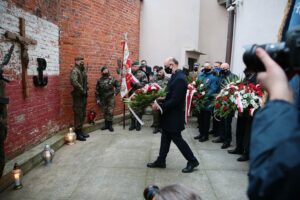 01.03.2021. Kielce. Złożenie kwiatów przed ścianą straceń w byłym więzieniu kieleckim. Kwiaty składa Piotr Wawrzyk - wiceminister spraw zagranicznych / Wiktor Taszłow / Radio Kielce