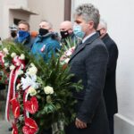 01.03.2021. Kielce. Złożenie kwiatów przed ścianą straceń w byłym więzieniu kieleckim. Na zdjęciu: Krzysztof Słoń - senator / Wiktor Taszłow / Radio Kielce