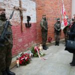 01.03.2021. Kielce. Złożenie kwiatów przed ścianą straceń w byłym więzieniu kieleckim. Kwiaty składa Agata Wojtyszek - poseł / Wiktor Taszłow / Radio Kielce