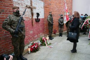 01.03.2021. Kielce. Złożenie kwiatów przed ścianą straceń w byłym więzieniu kieleckim. Kwiaty składa Agata Wojtyszek - poseł / Wiktor Taszłow / Radio Kielce