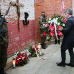 01.03.2021. Kielce. Złożenie kwiatów przed ścianą straceń w byłym więzieniu kieleckim. Kwiaty składa Krzysztof Słoń - senator / Wiktor Taszłow / Radio Kielce