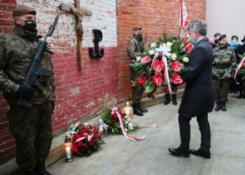 01.03.2021. Kielce. Złożenie kwiatów przed ścianą straceń w byłym więzieniu kieleckim. Kwiaty składa Krzysztof Słoń - senator / Wiktor Taszłow / Radio Kielce