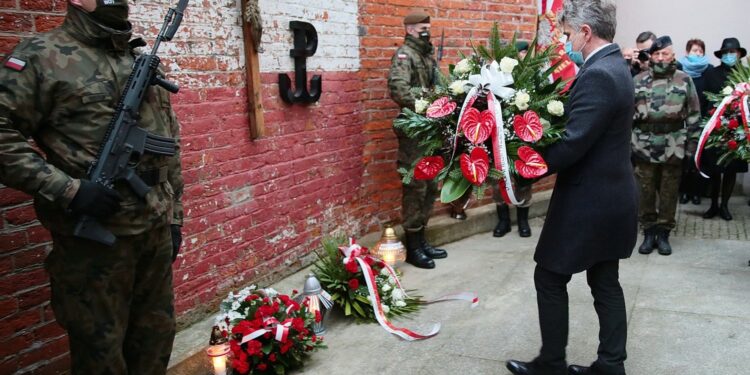 01.03.2021. Kielce. Złożenie kwiatów przed ścianą straceń w byłym więzieniu kieleckim. Kwiaty składa Krzysztof Słoń - senator / Wiktor Taszłow / Radio Kielce