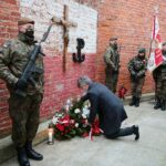 01.03.2021. Kielce. Złożenie kwiatów przed ścianą straceń w byłym więzieniu kieleckim. Kwiaty składa Krzysztof Słoń - senator / Wiktor Taszłow / Radio Kielce
