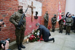 01.03.2021. Kielce. Złożenie kwiatów przed ścianą straceń w byłym więzieniu kieleckim. Kwiaty składa Krzysztof Słoń - senator / Wiktor Taszłow / Radio Kielce