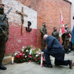 01.03.2021. Kielce. Złożenie kwiatów przed ścianą straceń w byłym więzieniu kieleckim. Kwiaty składają Rafał Nowak - wicewojewoda świętokrzyski i Zbigniew Koniusz - wojewoda świętokrzyski / Wiktor Taszłow / Radio Kielce