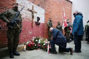 01.03.2021. Kielce. Złożenie kwiatów przed ścianą straceń w byłym więzieniu kieleckim. Kwiaty składają Rafał Nowak - wicewojewoda świętokrzyski i Zbigniew Koniusz - wojewoda świętokrzyski / Wiktor Taszłow / Radio Kielce