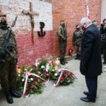 01.03.2021. Kielce. Złożenie kwiatów przed ścianą straceń w byłym więzieniu kieleckim. Kwiaty składa Andrzej Bętkowski - marszałek województwa świętokrzyskiego / Wiktor Taszłow / Radio Kielce