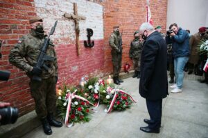 01.03.2021. Kielce. Złożenie kwiatów przed ścianą straceń w byłym więzieniu kieleckim. Kwiaty składa Andrzej Bętkowski - marszałek województwa świętokrzyskiego / Wiktor Taszłow / Radio Kielce