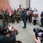01.03.2021. Kielce. Złożenie kwiatów przed ścianą straceń w byłym więzieniu kieleckim. Kwiaty składa Mirosław Gębski - starosta kielecki / Wiktor Taszłow / Radio Kielce