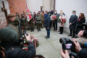 01.03.2021. Kielce. Złożenie kwiatów przed ścianą straceń w byłym więzieniu kieleckim. Kwiaty składa Mirosław Gębski - starosta kielecki / Wiktor Taszłow / Radio Kielce