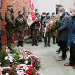 01.03.2021. Kielce. Złożenie kwiatów przed ścianą straceń w byłym więzieniu kieleckim. Kwiaty składają Jarosław Karyś - wiceprzewodniczący Rady Miasta Kielce i Tadeusz Kozior - radny / Wiktor Taszłow / Radio Kielce