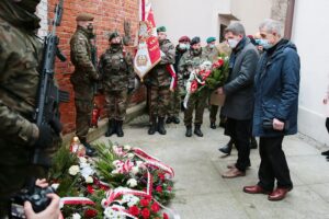 01.03.2021. Kielce. Złożenie kwiatów przed ścianą straceń w byłym więzieniu kieleckim. Kwiaty składają Jarosław Karyś - wiceprzewodniczący Rady Miasta Kielce i Tadeusz Kozior - radny / Wiktor Taszłow / Radio Kielce