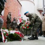 01.03.2021. Kielce. Złożenie kwiatów przed ścianą straceń w byłym więzieniu kieleckim / Wiktor Taszłow / Radio Kielce