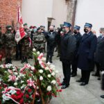 01.03.2021. Kielce. Złożenie kwiatów przed ścianą straceń w byłym więzieniu kieleckim / Wiktor Taszłow / Radio Kielce