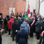 01.03.2021. Kielce. Złożenie kwiatów przed ścianą straceń w byłym więzieniu kieleckim / Wiktor Taszłow / Radio Kielce