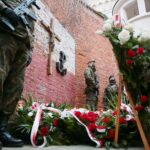 01.03.2021. Kielce. Złożenie kwiatów przed ścianą straceń w byłym więzieniu kieleckim / Wiktor Taszłow / Radio Kielce