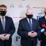 02.03.2021. Kielce. Konferencja prasowa. Na zdjęciu (od lewej): Andrzej Pruś - przewodniczący Sejmiku Województwa świętokrzyskiego, Krzysztof Lipiec - prezes świętokrzyskich struktur PiS i Andrzej Bętkowski - marszałek województwa świętokrzyskiego / Wiktor Taszłow / Radio Kielce