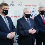 02.03.2021. Kielce. Konferencja prasowa. Na zdjęciu (od lewej): Andrzej Pruś - przewodniczący Sejmiku Województwa Świętokrzyskiego, Krzysztof Lipiec - prezes świętokrzyskich struktur PiS i Andrzej Bętkowski - marszałek województwa świętokrzyskiego / Wiktor Taszłow / Radio Kielce