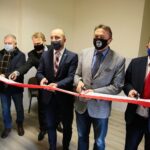 04.03.2021. Chmielnik. Nowa siedziba filii Wydziału Komunikacji i Transportu Starostwa Powiatowego w Kielcach oraz Lokalnego Punktu Informacyjno - Konsultacyjnego Powiatowego Urzędu Pracy w Kielcach. Na zdjęciu (od lewej): Paweł Wójcik - burmistrz Chmielnika, Stanisław Waluś - wiceprezes OSP w Chmielniku, Grzegorz Piwko - dyrektor Powiatowego Urzędu Pracy w Kielcach, Mariusz Ściana - członek zarządu powiatu, Mirosław Gębski - starosta kielecki, Cezary Majcher - członek zarządu powiatu / Wiktor Taszłow / Radio Kielce
