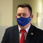 04.03.2021. Chmielnik. Nowa siedziba filii Wydziału Komunikacji i Transportu Starostwa Powiatowego w Kielcach oraz Lokalnego Punktu Informacyjno - Konsultacyjnego Powiatowego Urzędu Pracy w Kielcach. Na zdjęciu: Cezary Majcher - członek zarządu Powiatu / Wiktor Taszłow / Radio Kielce