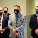 04.03.2021. Chmielnik. Nowa siedziba filii Wydziału Komunikacji i Transportu Starostwa Powiatowego w Kielcach oraz Lokalnego Punktu Informacyjno - Konsultacyjnego Powiatowego Urzędu Pracy w Kielcach. Na zdjęciu (od lewej): Mariusz Ściana - członek zarządu powiatu, Grzegorz Piwko - dyrektor Powiatowego Urzędu Pracy w Kielcach, Mirosław Gębski - starosta kielecki, Cezary Majcher - członek zarządu powiatu / Wiktor Taszłow / Radio Kielce