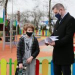 04.03.2021. Chmielnik. Na zdjęciu: 11-letni Antoni, dzięki któremu powstanie skatepark i Paweł Wójcik - burmistrz Chmielnika / Wiktor Taszłow / Radio Kielce